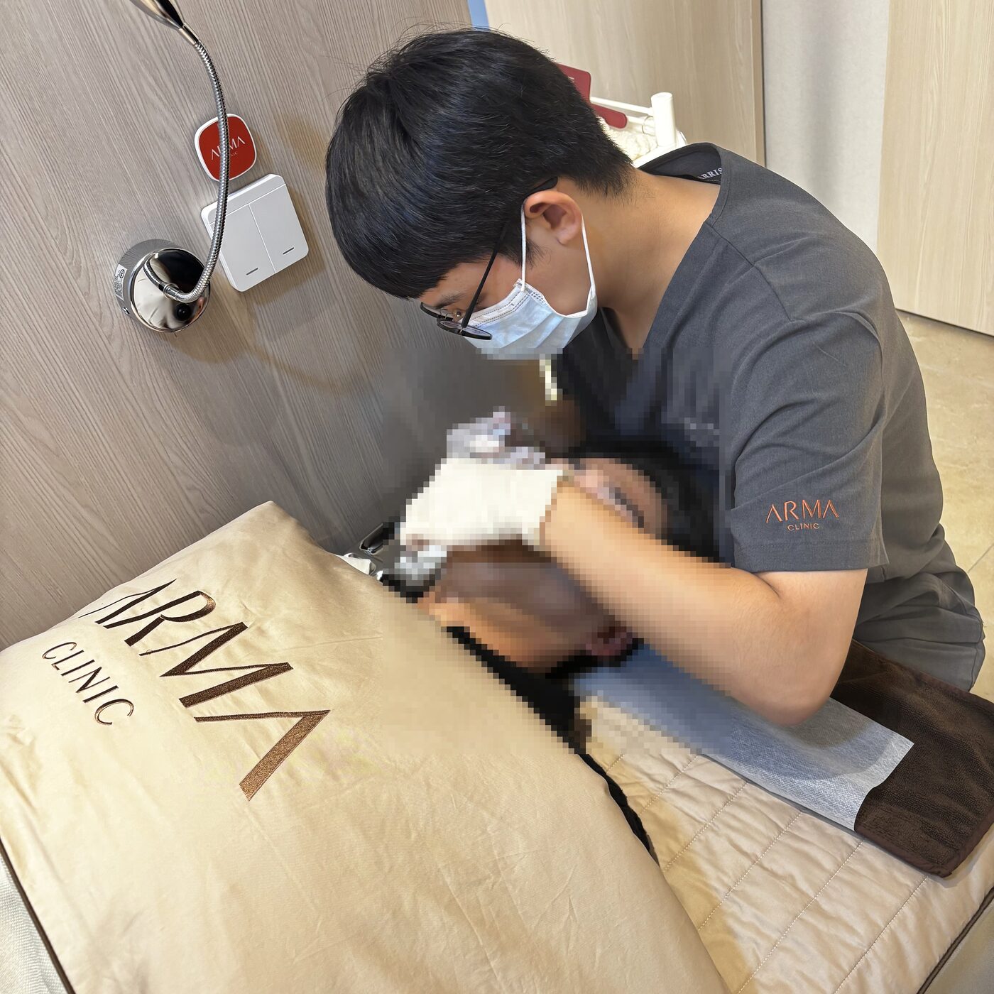 아르마의원 대표원장이 직접 주사 시술을 진행하는 모습