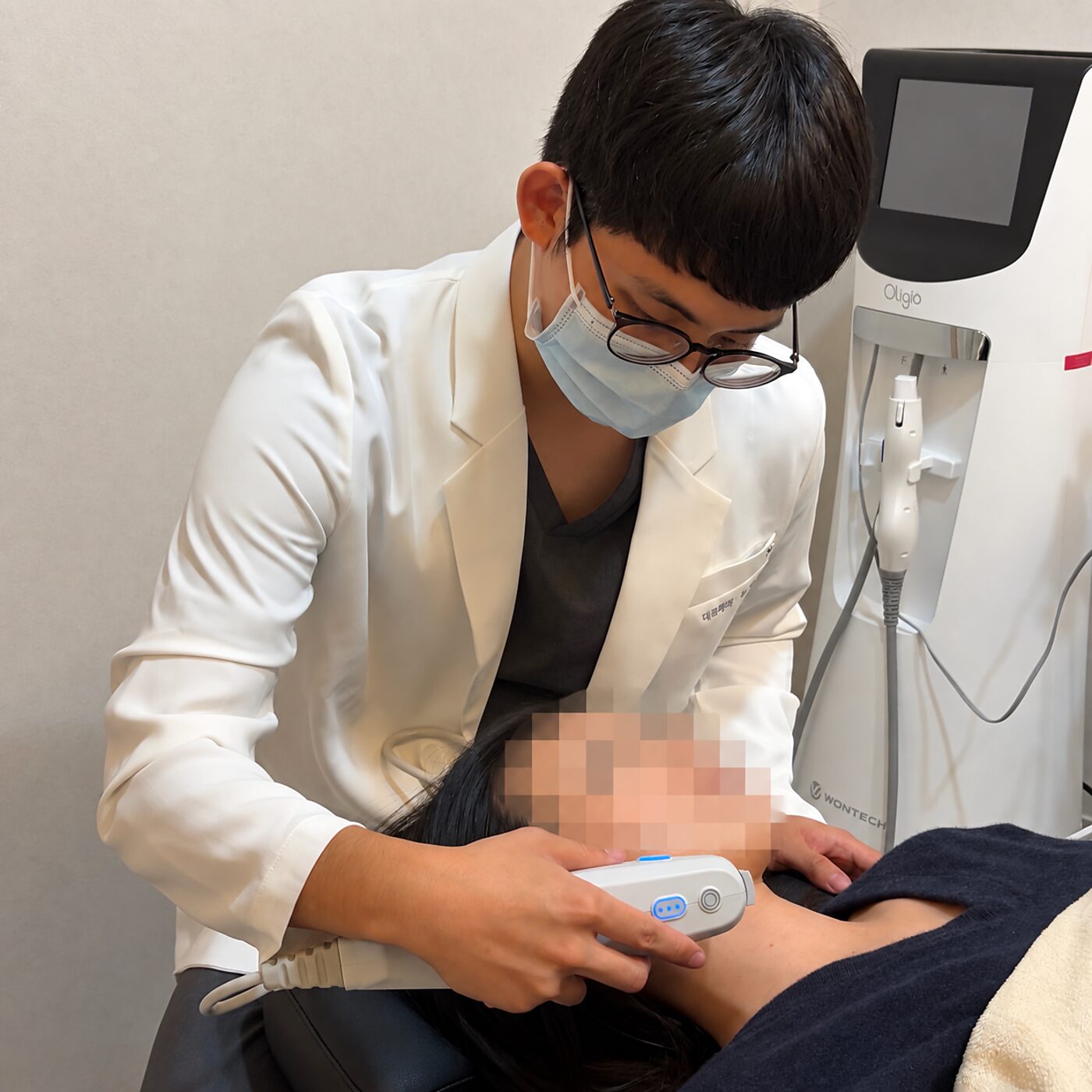 아르마의원 대표원장이 올리지오 장비로 리프팅 시술을 진행하는 모습